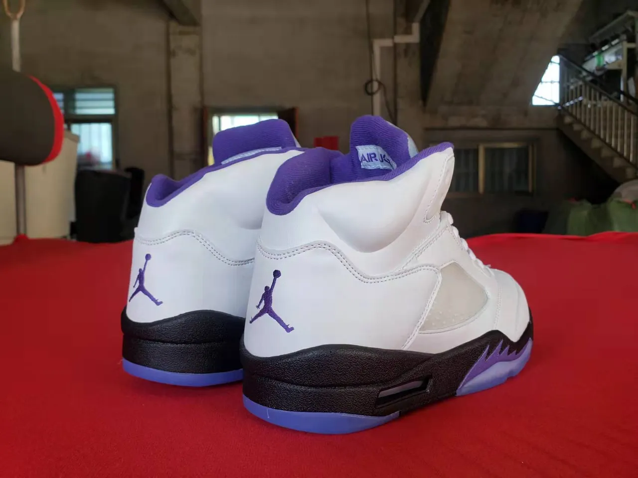 Air Jordan 5 أبيض بنفسجي أسود أحذية كرة السلة 3