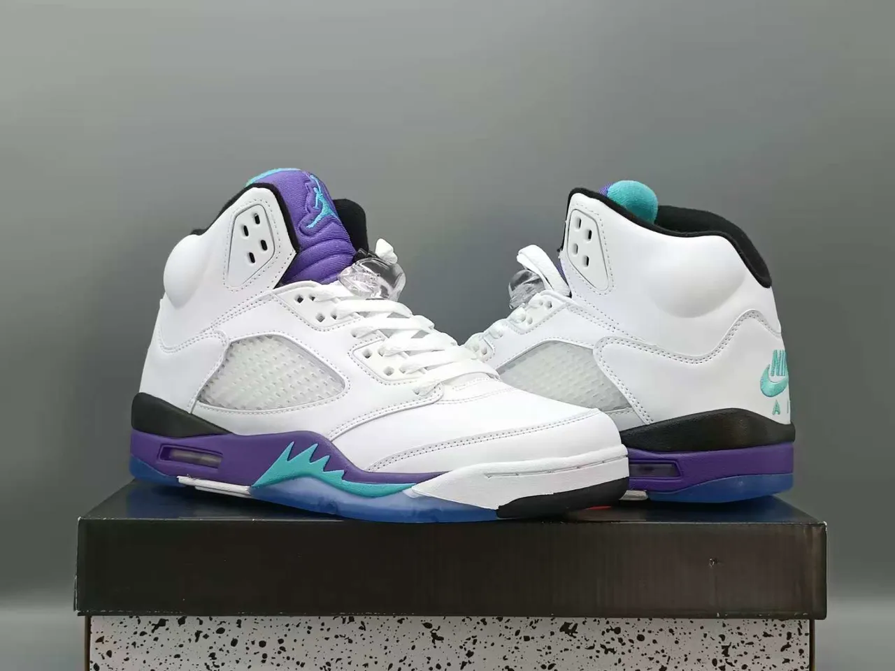 Zapatillas de baloncesto Air Jordan 5 blanco, morado y verde azulado 4