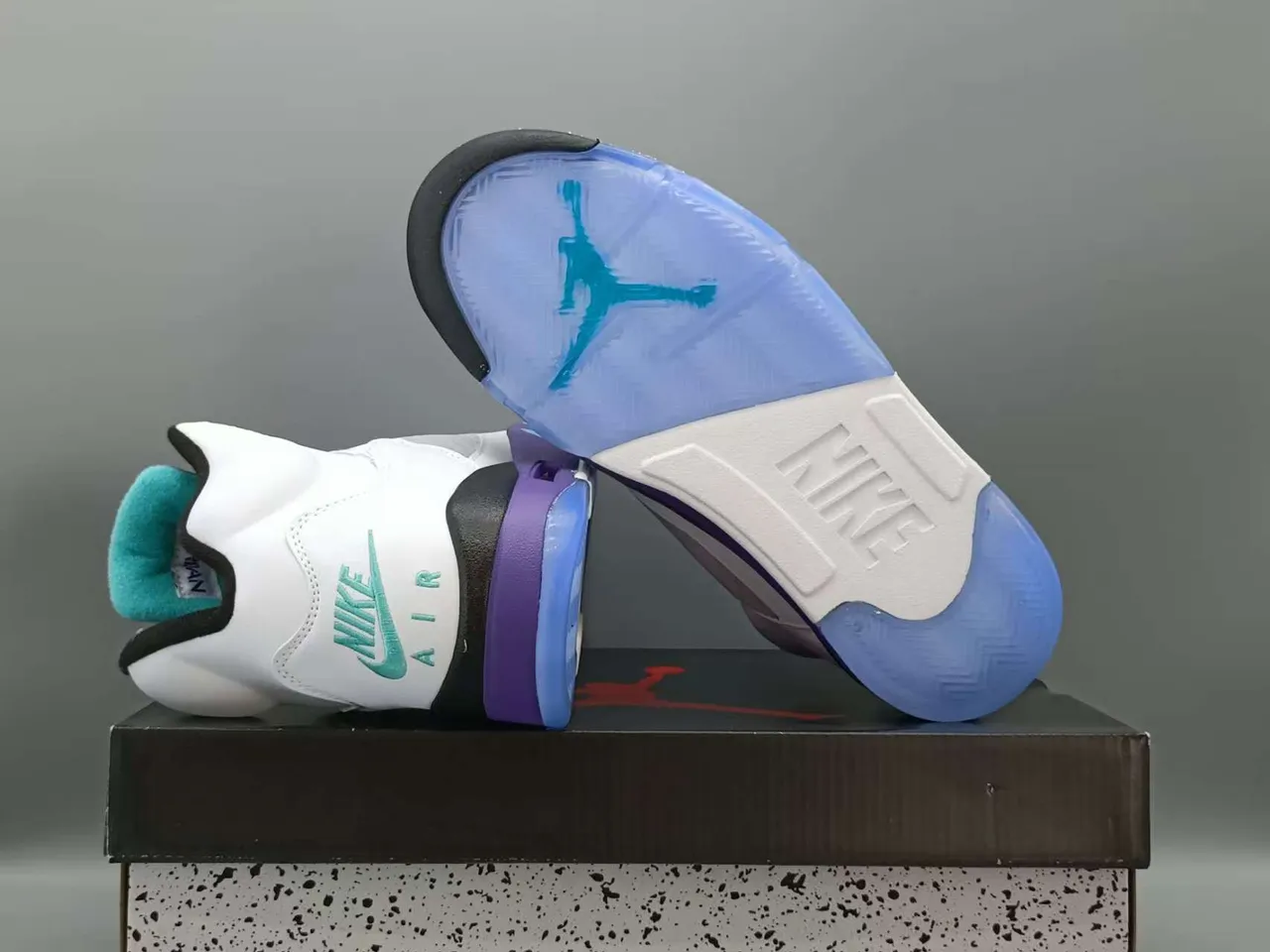 Zapatillas de baloncesto Air Jordan 5 blanco, morado y verde azulado 6