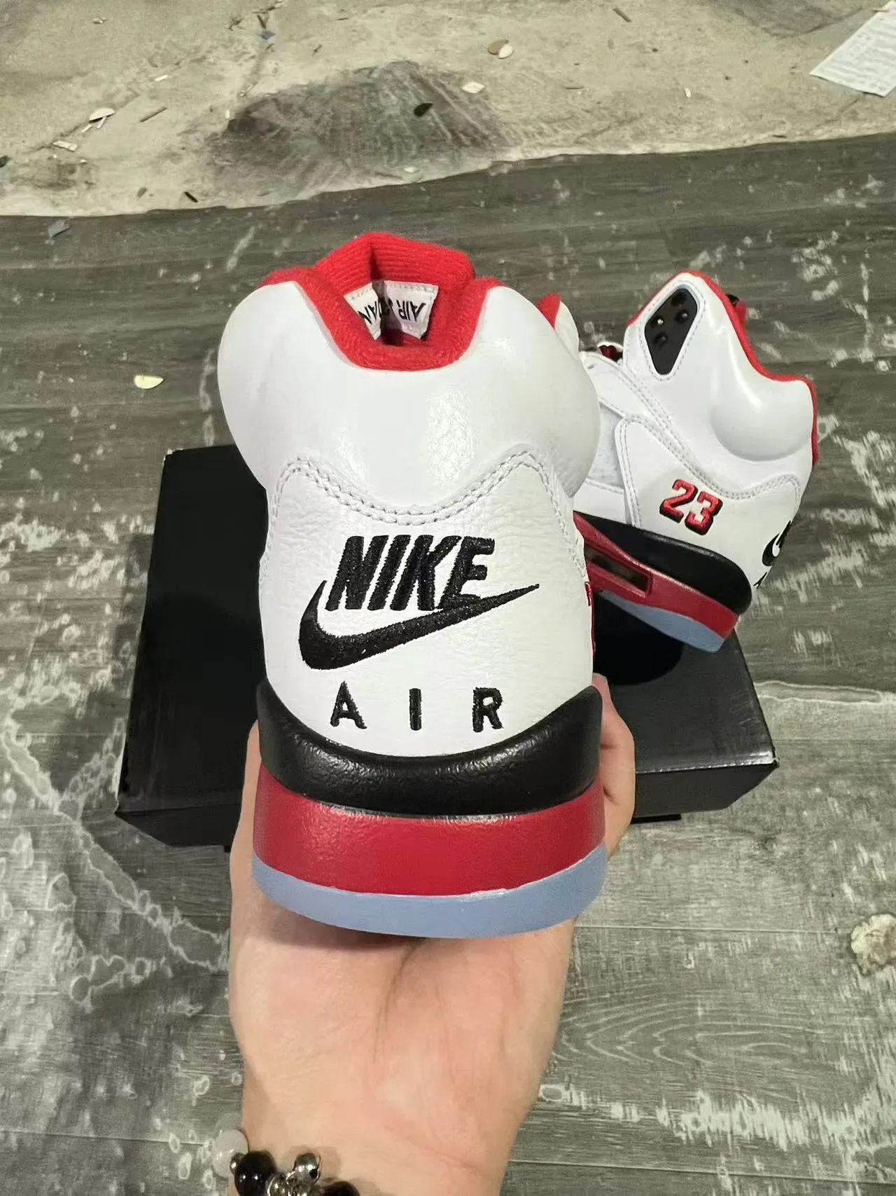 Air Jordan 5 أبيض أحمر أسود أحذية كرة السلة 4