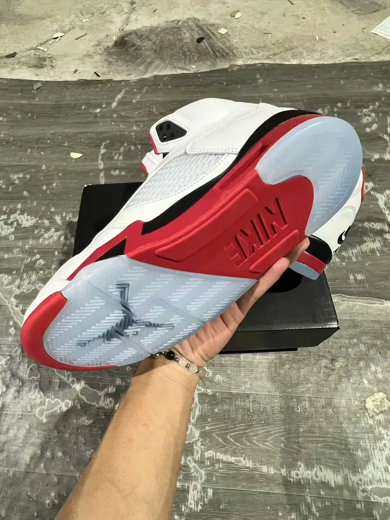 Air Jordan 5 أبيض أحمر أسود أحذية كرة السلة 6