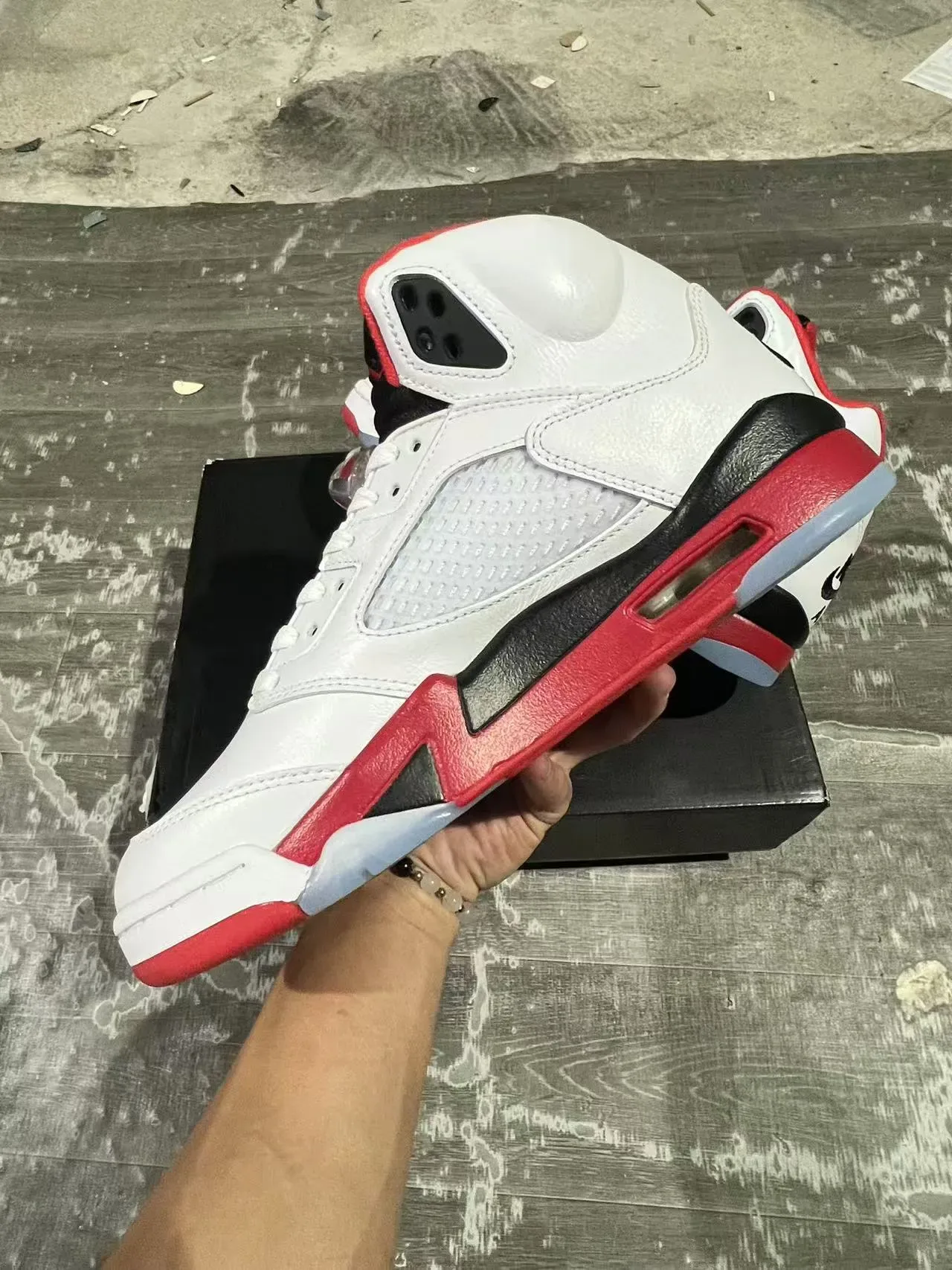 Air Jordan 5 أبيض أحمر أسود أحذية كرة السلة 7