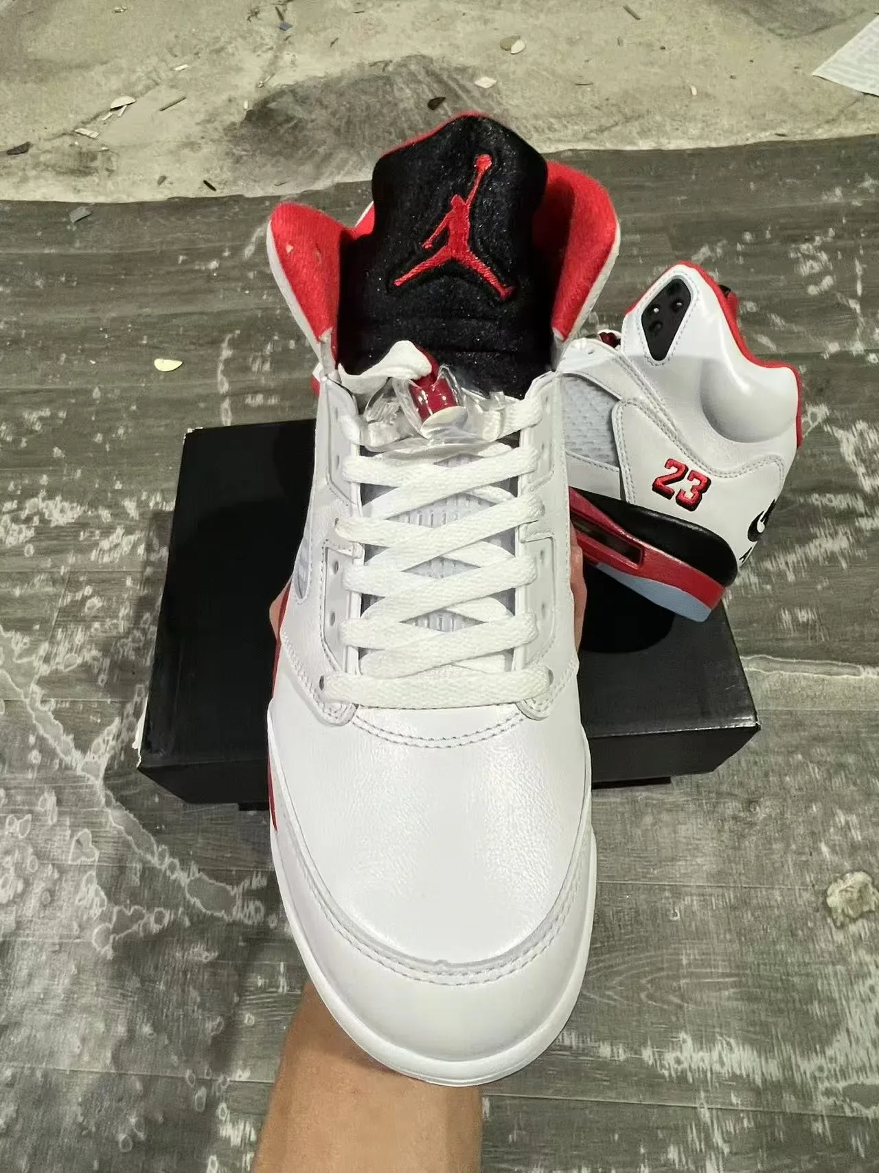 Air Jordan 5 أبيض أحمر أسود أحذية كرة السلة 9