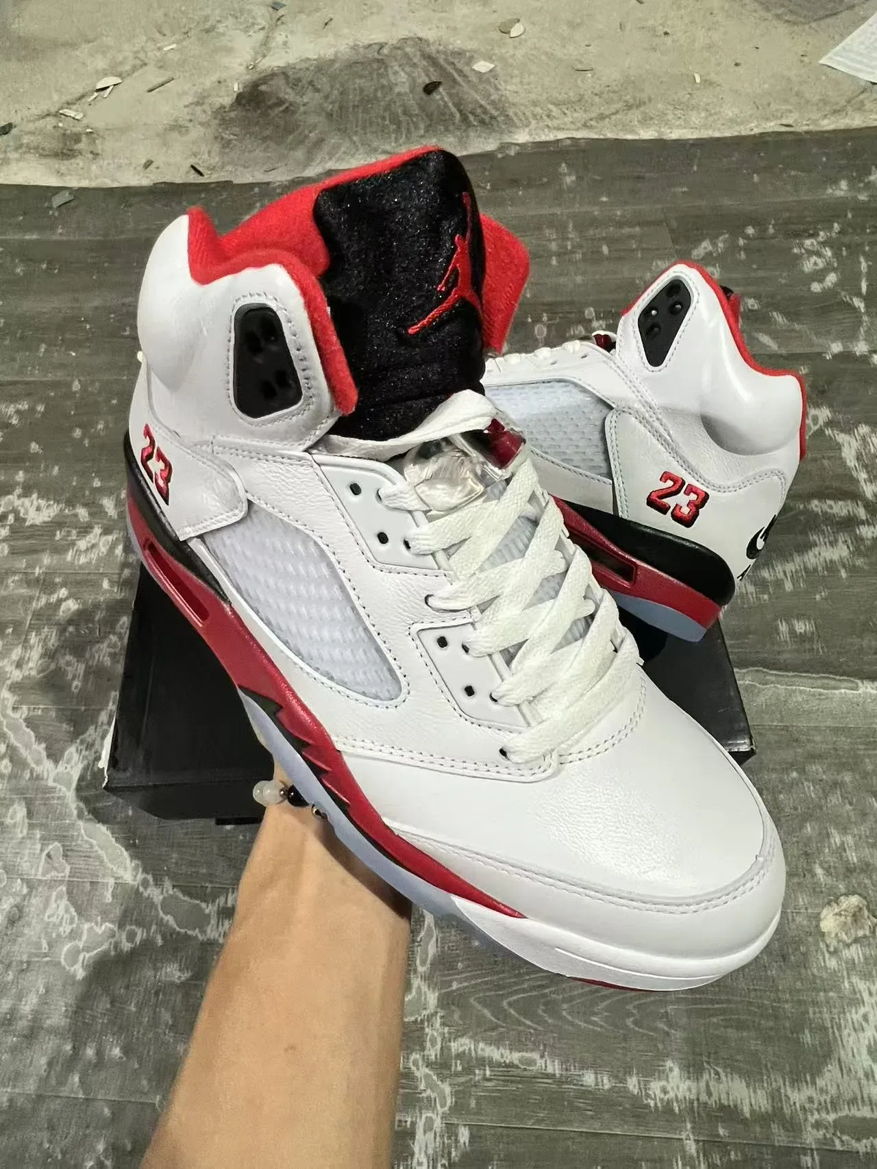 Air Jordan 5 أبيض أحمر أسود أحذية كرة السلة 10