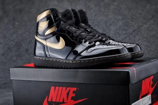 Air Jordan Tênis de Basquete Preto e Dourado Couro Patentado Brilhante com Acentos Metálicos 2