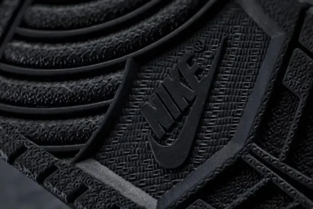 Air Jordan Tênis de Basquete Preto e Dourado Couro Patentado Brilhante com Acentos Metálicos 3