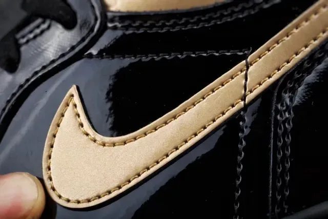 Air Jordan Tênis de Basquete Preto e Dourado Couro Patentado Brilhante com Acentos Metálicos 5