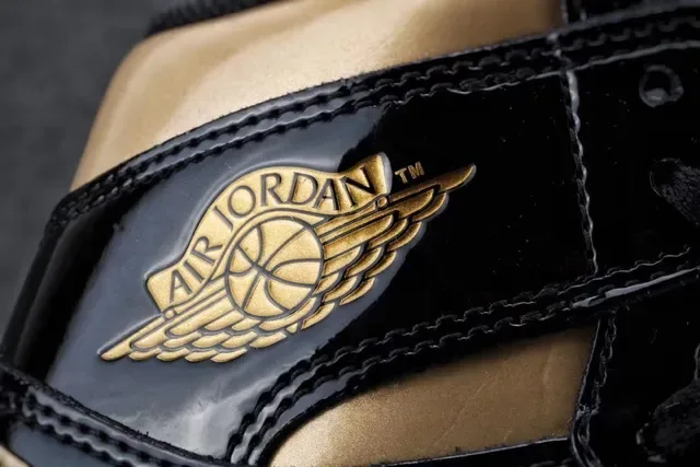 Air Jordan Tênis de Basquete Preto e Dourado Couro Patentado Brilhante com Acentos Metálicos 6