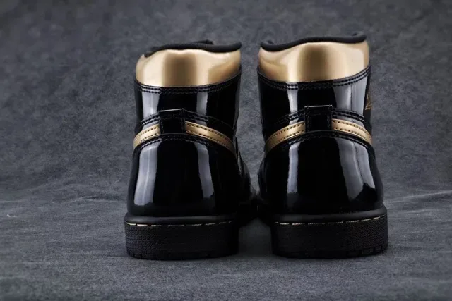 Air Jordan Tênis de Basquete Preto e Dourado Couro Patentado Brilhante com Acentos Metálicos 7