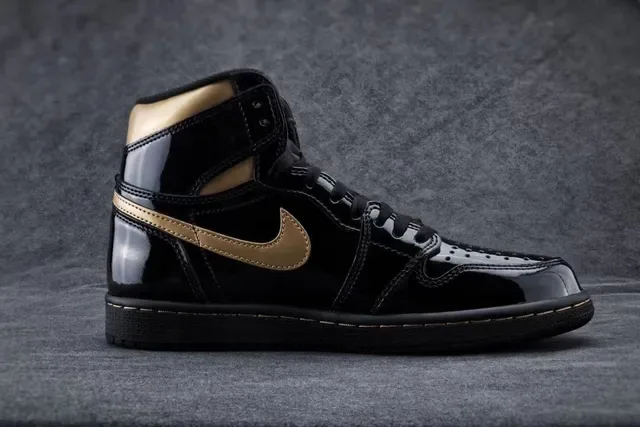 Air Jordan Tênis de Basquete Preto e Dourado Couro Patentado Brilhante com Acentos Metálicos 8