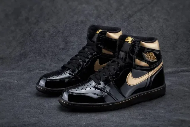 Air Jordan Tênis de Basquete Preto e Dourado Couro Patentado Brilhante com Acentos Metálicos 9