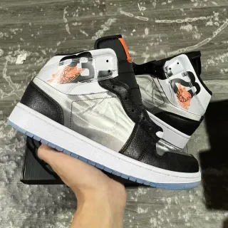 Tênis de basquete Air Jordan de cano alto preto e prateado com painéis metálicos