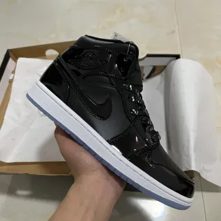Zapatillas de baloncesto Air Jordan de caña alta con empeine de charol brillante en blanco y negro