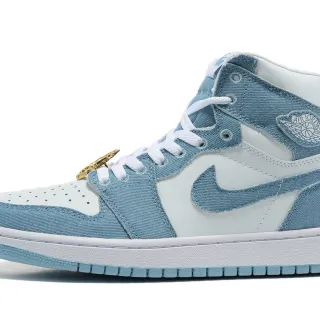 Zapatillas de baloncesto Air Jordan azul y blanco con parte superior textil de denim y capas superpuestas de cuero