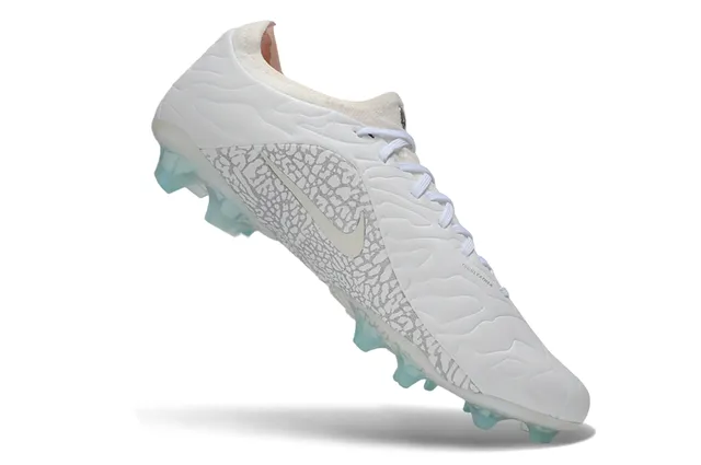 Chaussures de football pour terrain sec Air Jordan Phantom GT à imprimé éléphant blanc 2