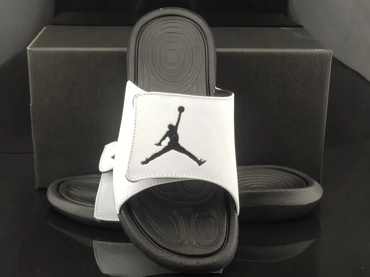 Air Jordan Slide النعال الأبيض والأسود 2