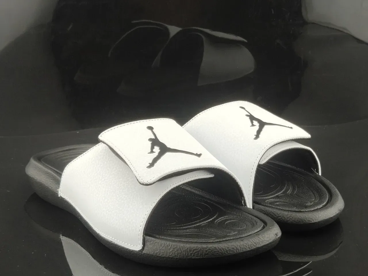 Air Jordan Slide النعال الأبيض والأسود 4