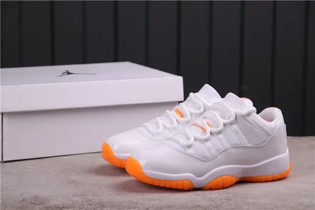 Air Jordan Chaussures de Basket Blanc et Orange Low-Top Cuir Patenté Toe Cap 2