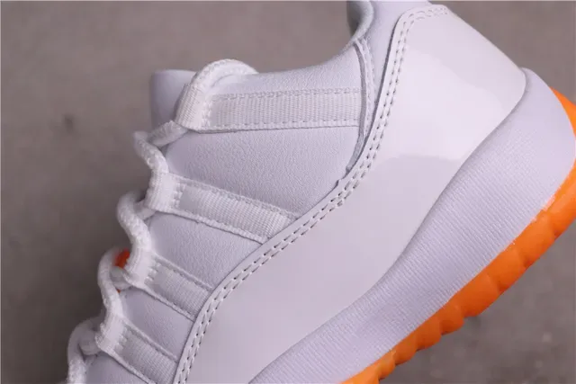 Air Jordan Chaussures de Basket Blanc et Orange Low-Top Cuir Patenté Toe Cap 3