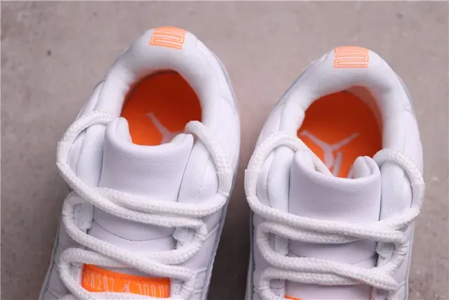 Air Jordan Chaussures de Basket Blanc et Orange Low-Top Cuir Patenté Toe Cap 4