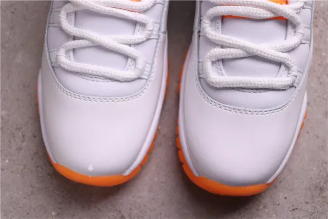 Air Jordan Chaussures de Basket Blanc et Orange Low-Top Cuir Patenté Toe Cap 5