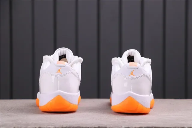 Air Jordan Chaussures de Basket Blanc et Orange Low-Top Cuir Patenté Toe Cap 7