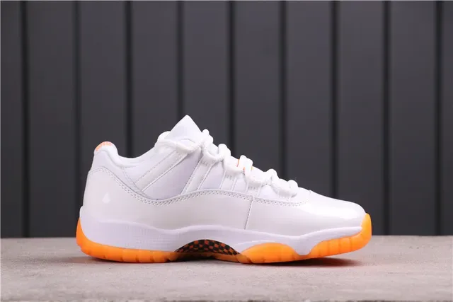 Air Jordan Chaussures de Basket Blanc et Orange Low-Top Cuir Patenté Toe Cap 9