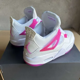 Tênis de basquete Air Jordan de cano alto branco e rosa com contraforte de plástico no calcanhar