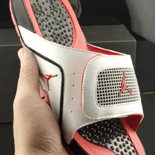 شباشب Air Jordan بفرشة قدم وحزام شبيه بالجلد بلون أبيض ووردي