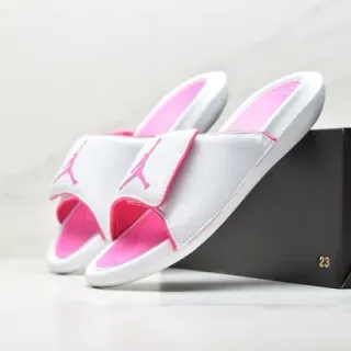 Chinelos Air Jordan branco e rosa com cabedal efeito couro e acabamento contrastante