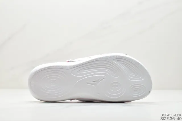 Chaussons Air Jordan blanc et rose avec tige aspect cuir et bordure contrastée 2