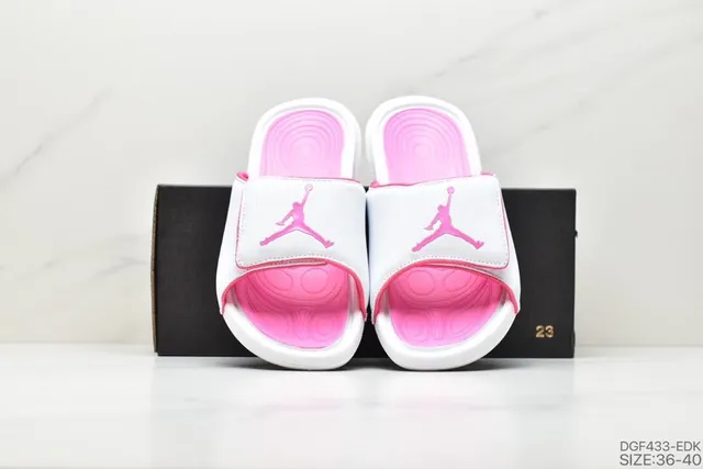 Chaussons Air Jordan blanc et rose avec tige aspect cuir et bordure contrastée 3