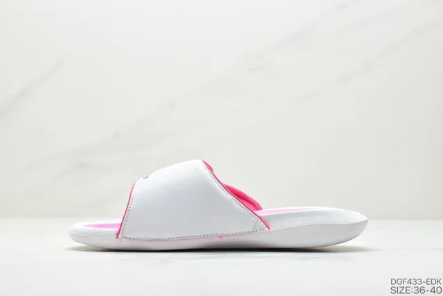 Chaussons Air Jordan blanc et rose avec tige aspect cuir et bordure contrastée 4