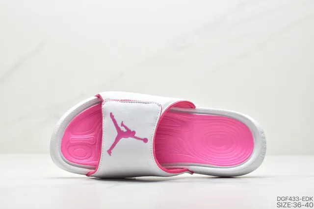 Chaussons Air Jordan blanc et rose avec tige aspect cuir et bordure contrastée 5