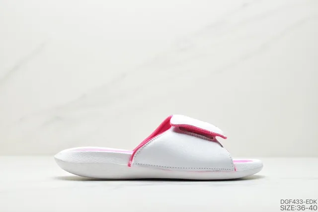Chaussons Air Jordan blanc et rose avec tige aspect cuir et bordure contrastée 6