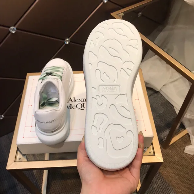 Alexander McQueen Oversized Sneaker White Green Platform Sole Gradient Ribbon Laces Chunky Sneakers 4