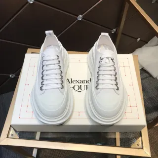 Alexander McQueen ओवरसाइज्ड व्हाइट लाइफस्टाइल स्नीकर