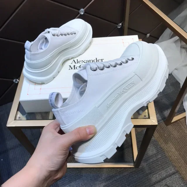 Alexander McQueen ओवरसाइज्ड व्हाइट लाइफस्टाइल स्नीकर 4