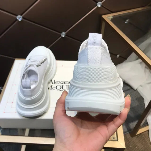 Alexander McQueen ओवरसाइज्ड व्हाइट लाइफस्टाइल स्नीकर 5