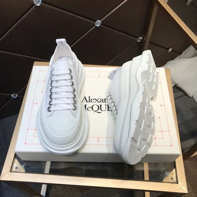 Alexander McQueen ओवरसाइज्ड व्हाइट लाइफस्टाइल स्नीकर 7