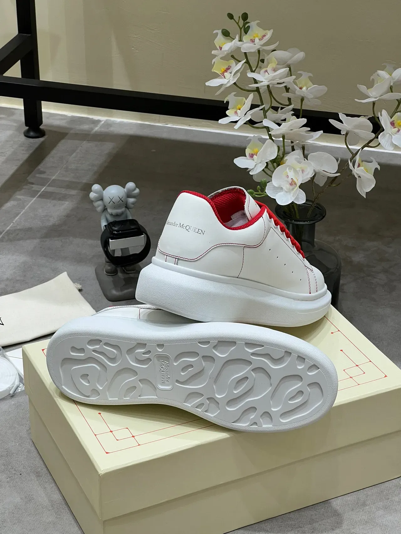 Alexander McQueen सफेद लाल ओवरसाइज प्लेटफॉर्म सोल लेदर अपर लाइफस्टाइल स्नीकर 2