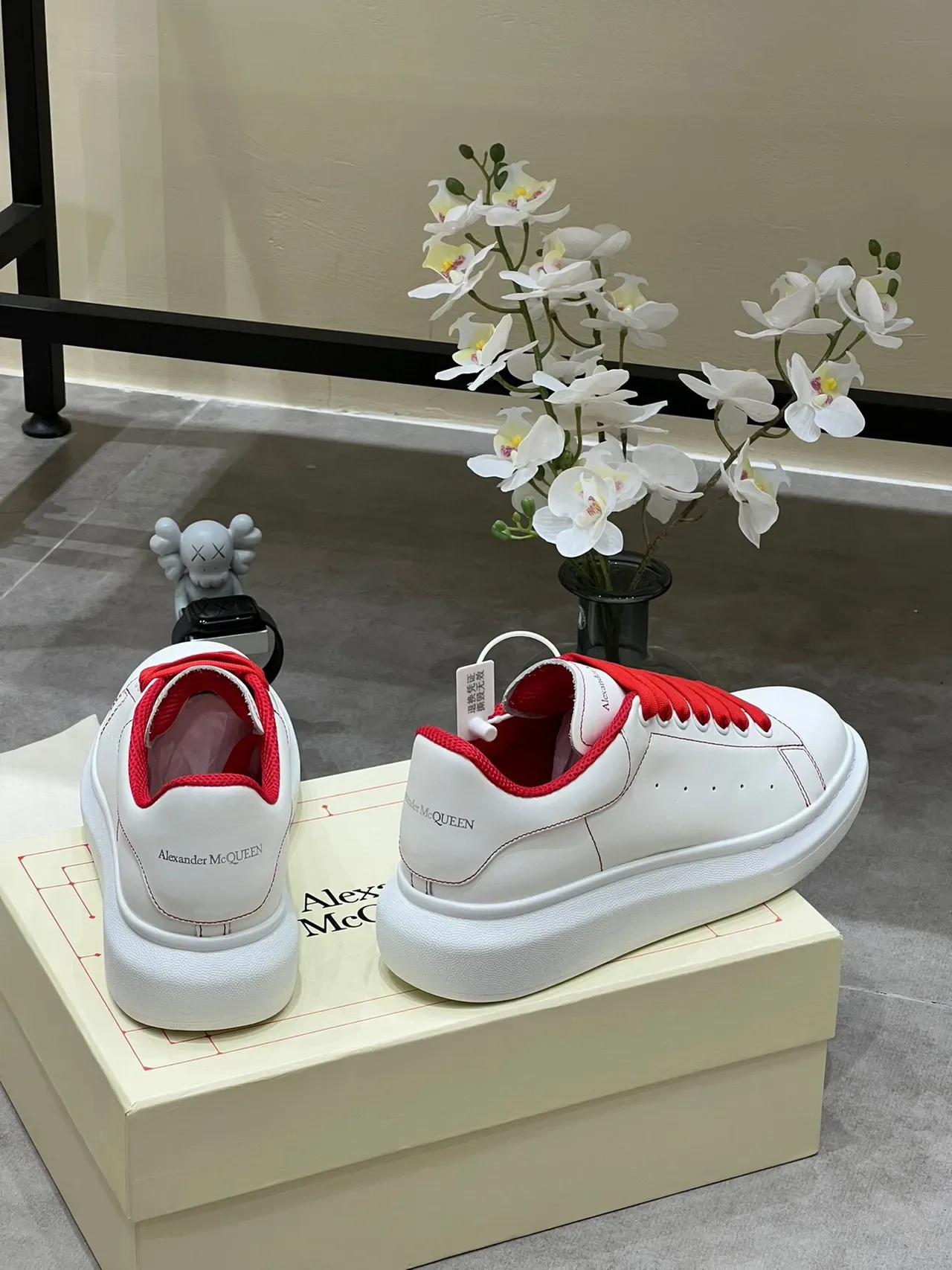 Alexander McQueen सफेद लाल ओवरसाइज प्लेटफॉर्म सोल लेदर अपर लाइफस्टाइल स्नीकर 4