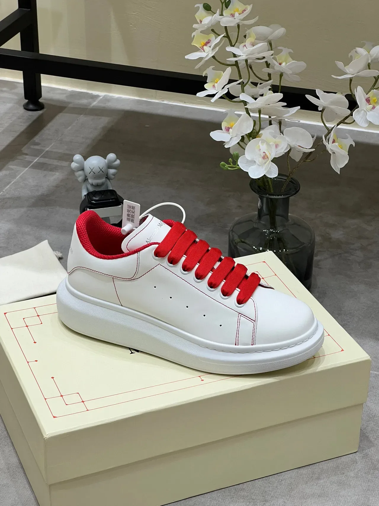 Alexander McQueen सफेद लाल ओवरसाइज प्लेटफॉर्म सोल लेदर अपर लाइफस्टाइल स्नीकर 6