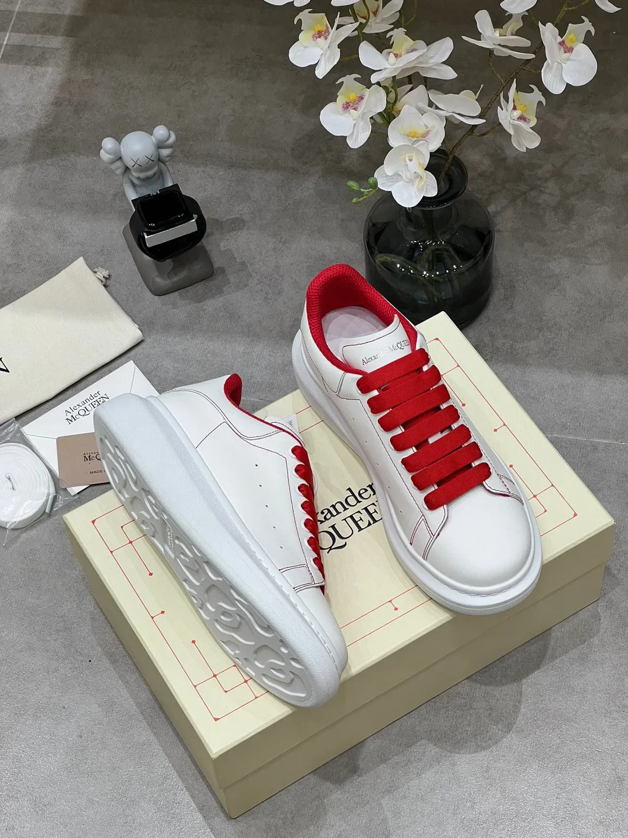 Alexander McQueen सफेद लाल ओवरसाइज प्लेटफॉर्म सोल लेदर अपर लाइफस्टाइल स्नीकर 7