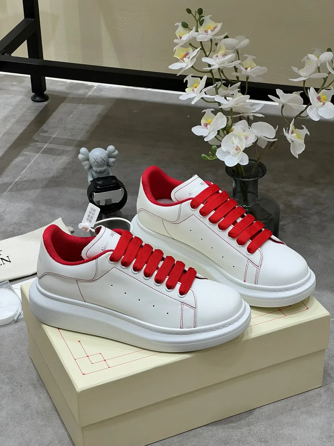 Alexander McQueen सफेद लाल ओवरसाइज प्लेटफॉर्म सोल लेदर अपर लाइफस्टाइल स्नीकर 8