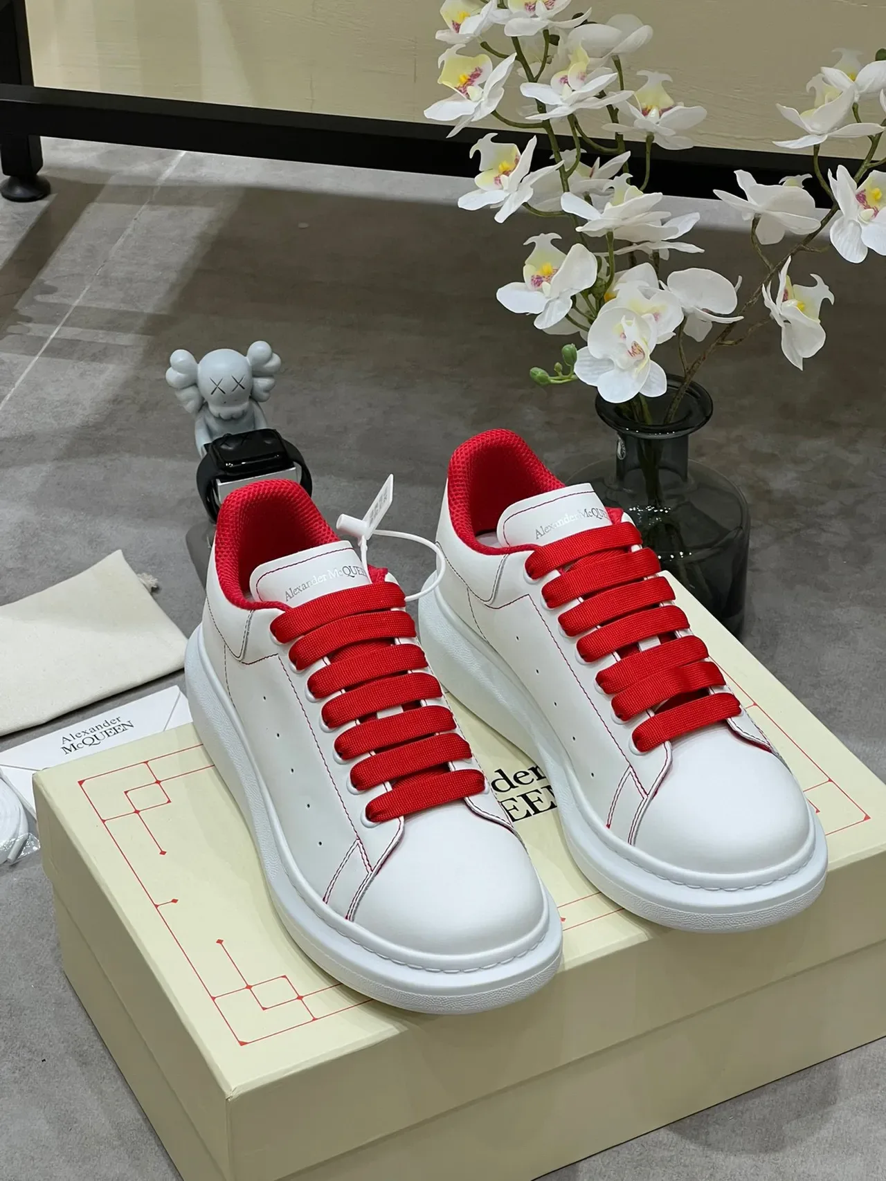 Alexander McQueen सफेद लाल ओवरसाइज प्लेटफॉर्म सोल लेदर अपर लाइफस्टाइल स्नीकर 9