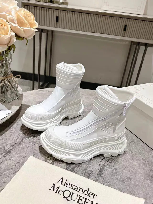 Alexander McQueen Tread Slick Bottes de cheville blanches 3
