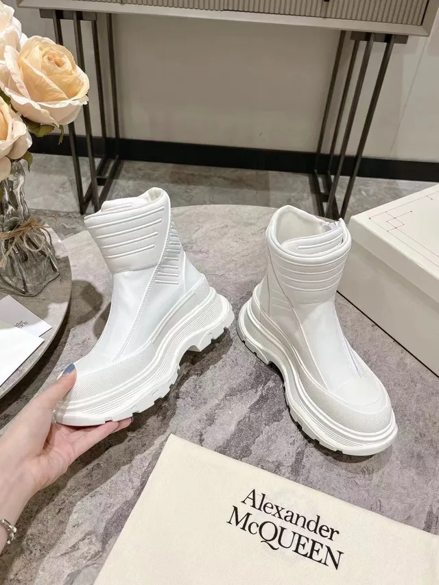 Alexander McQueen Tread Slick Bottes de cheville blanches 4