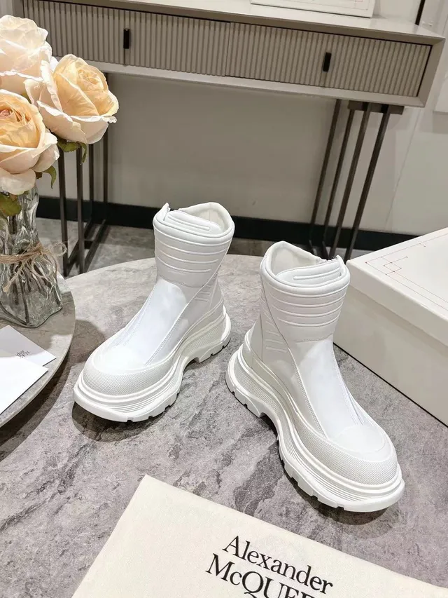 Alexander McQueen Tread Slick Bottes de cheville blanches 6