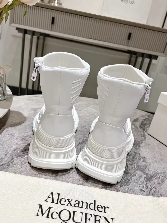 Alexander McQueen Tread Slick Bottes de cheville blanches 7